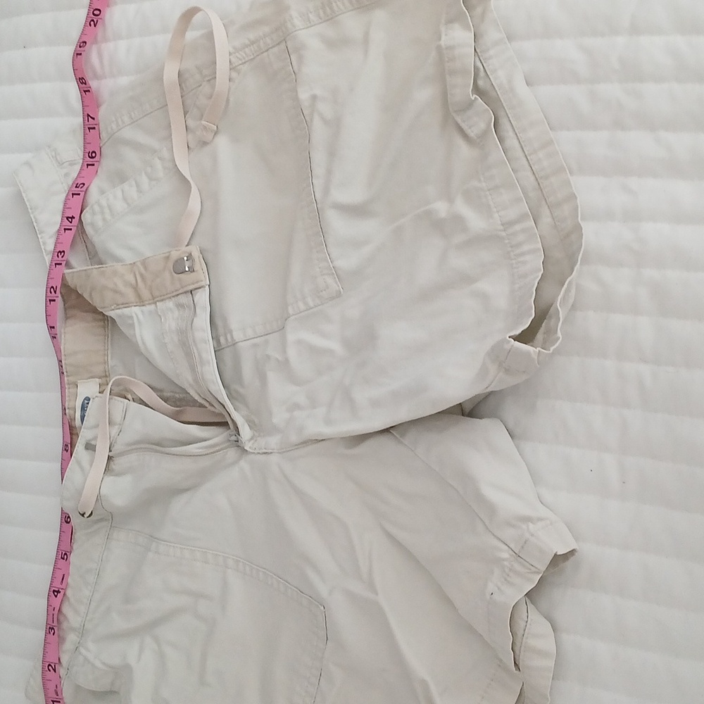 Old Navy Women's Cream Shorts - Picture 4 of 5